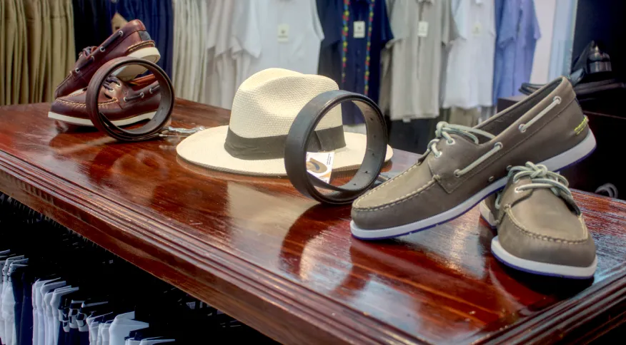 Accesorios de ropa para hombres caballeros como carteras, sombreros, cinturones y zapatos en ixtapa